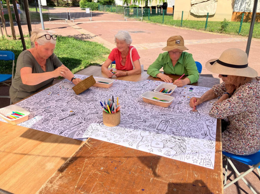 Participantes réalisant une fresque collaborative personnalisée lors de l'anniversaire du CAfé associatif Trait d'union - Lyon 9